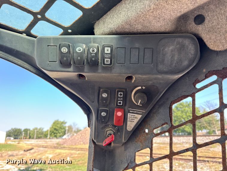 image for item DO2368 2011 John Deere 326D skid steer loader