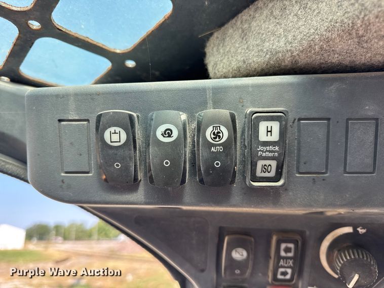 image for item DO2368 2011 John Deere 326D skid steer loader