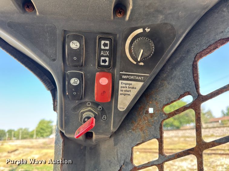 image for item DO2368 2011 John Deere 326D skid steer loader