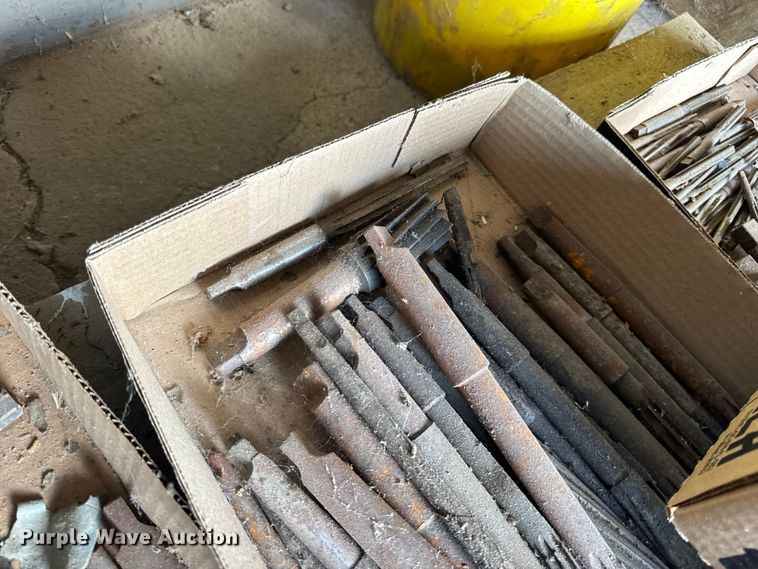 image for item DO2398 (4) pallets of tools