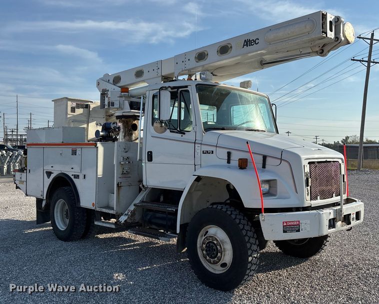 image for item DU1374 2005 Freightliner FL70 bucket truck