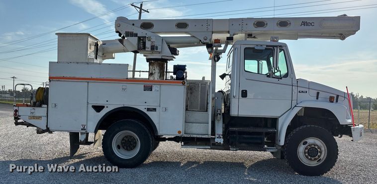 image for item DU1374 2005 Freightliner FL70 bucket truck