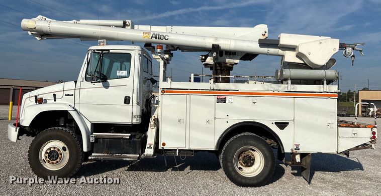 image for item DU1374 2005 Freightliner FL70 bucket truck