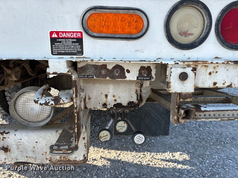 image for item DU1374 2005 Freightliner FL70 bucket truck