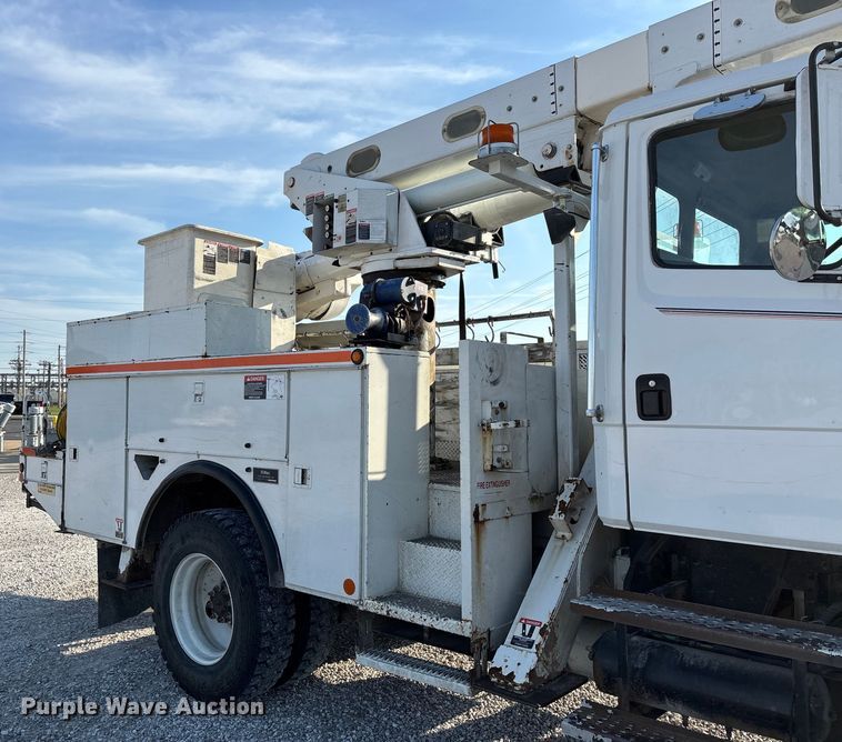 image for item DU1374 2005 Freightliner FL70 bucket truck