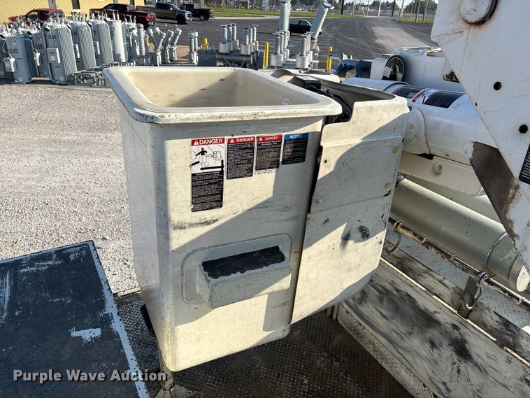 image for item DU1374 2005 Freightliner FL70 bucket truck