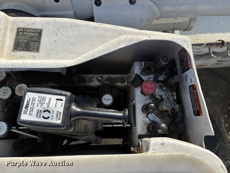 image for item DU1374 2005 Freightliner FL70 bucket truck