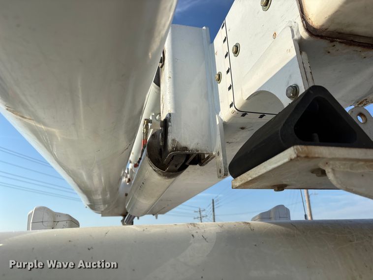 image for item DU1374 2005 Freightliner FL70 bucket truck