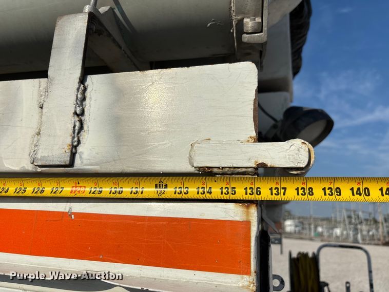 image for item DU1374 2005 Freightliner FL70 bucket truck