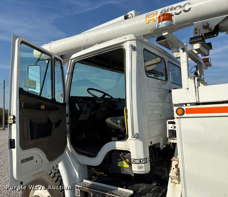 image for item DU1374 2005 Freightliner FL70 bucket truck