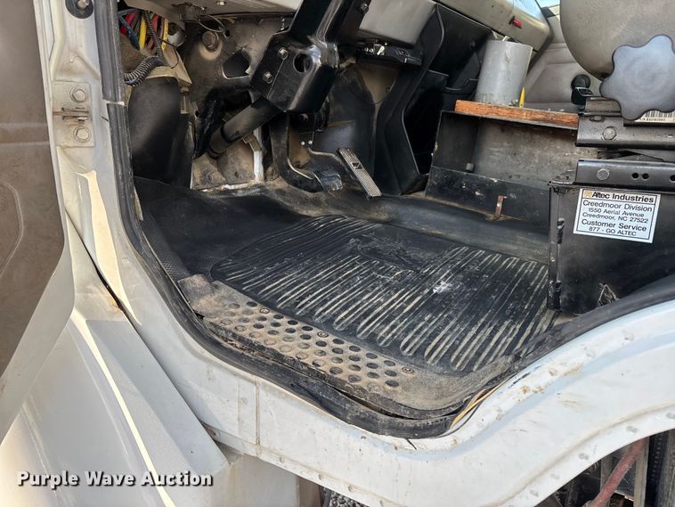 image for item DU1374 2005 Freightliner FL70 bucket truck