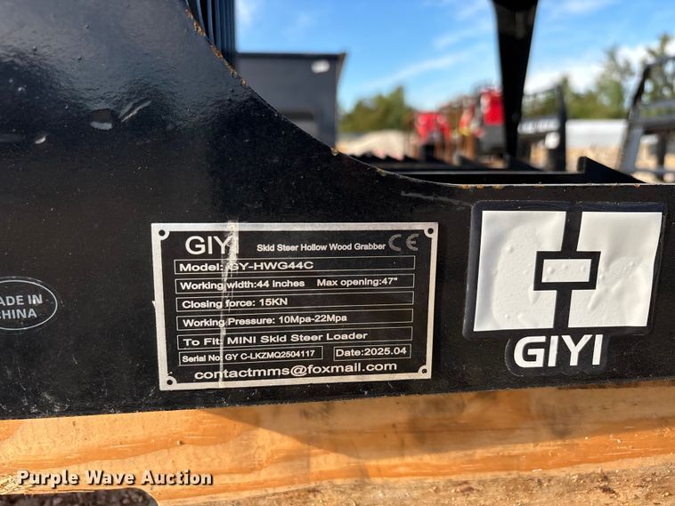 image for item DU1378 GIYI GY-HWG44C compact utility loader grapple bucket