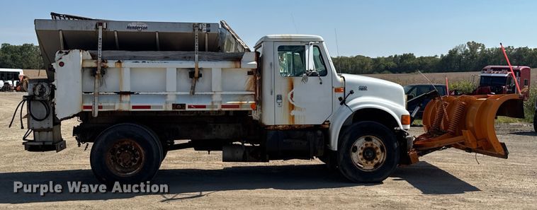image for item DU3507 2001 International 4900 dump truck