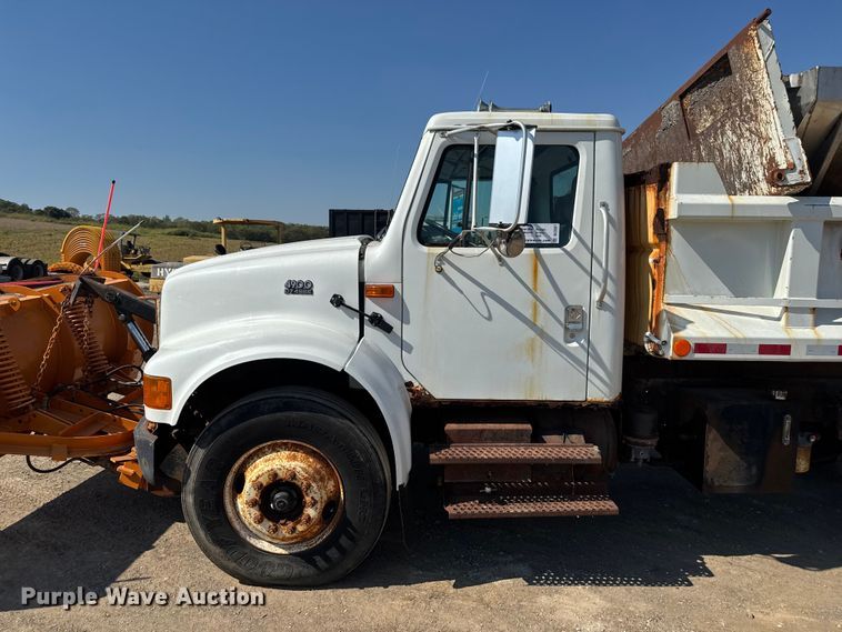 image for item DU3507 2001 International 4900 dump truck