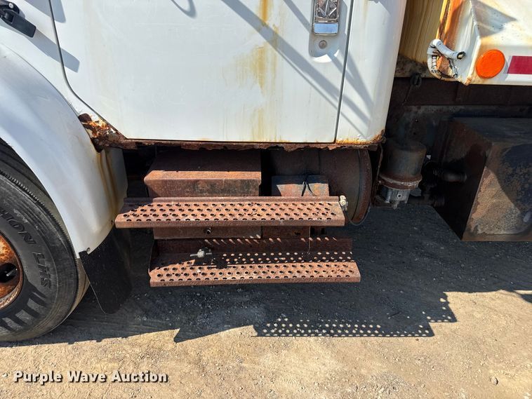 image for item DU3507 2001 International 4900 dump truck