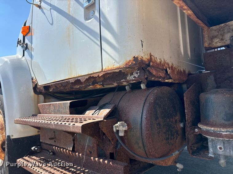 image for item DU3507 2001 International 4900 dump truck