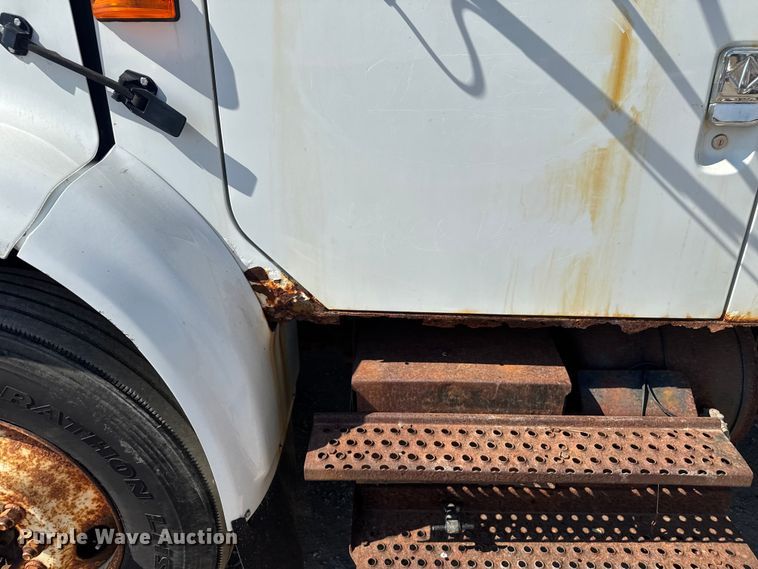 image for item DU3507 2001 International 4900 dump truck