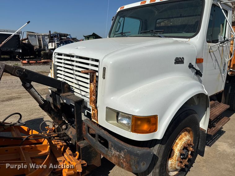 image for item DU3507 2001 International 4900 dump truck