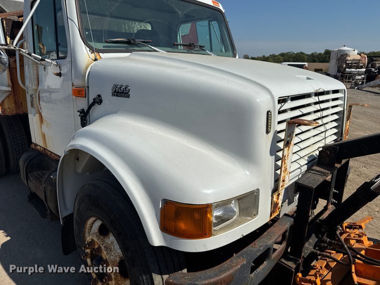 image for item DU3507 2001 International 4900 dump truck