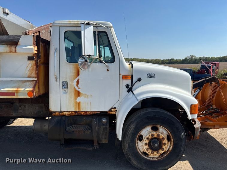 image for item DU3507 2001 International 4900 dump truck