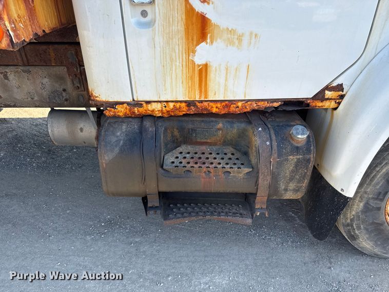 image for item DU3507 2001 International 4900 dump truck