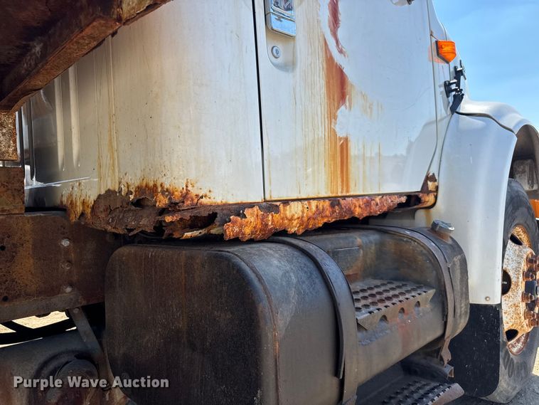 image for item DU3507 2001 International 4900 dump truck