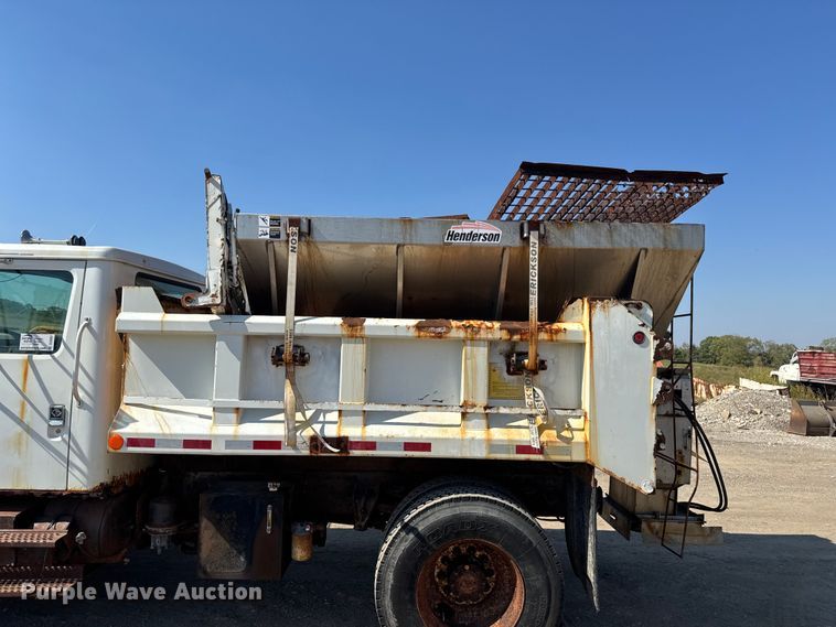 image for item DU3507 2001 International 4900 dump truck