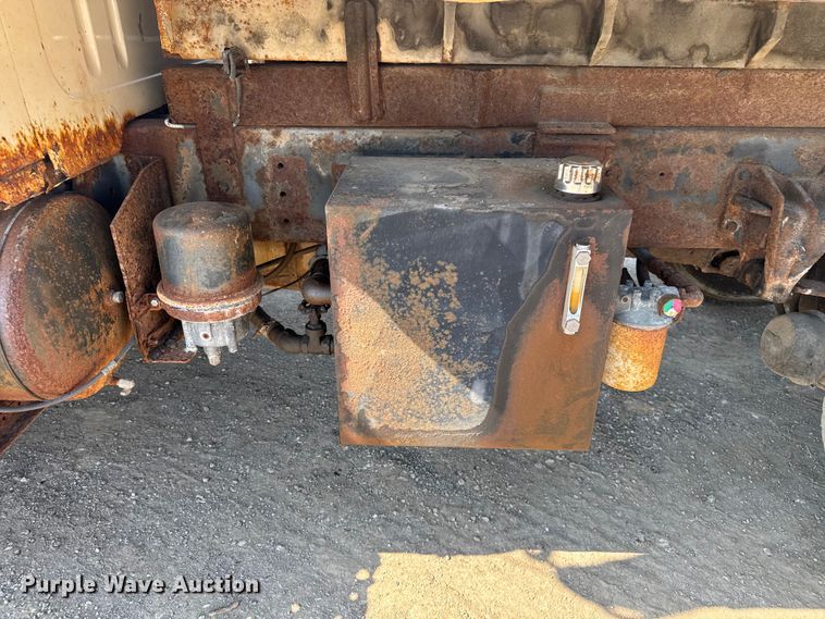 image for item DU3507 2001 International 4900 dump truck