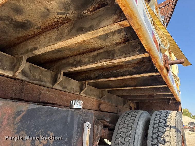 image for item DU3507 2001 International 4900 dump truck