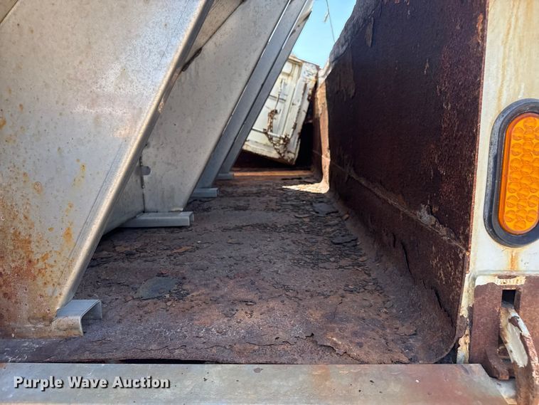 image for item DU3507 2001 International 4900 dump truck