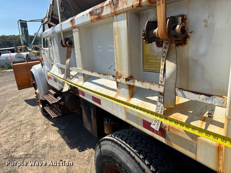 image for item DU3507 2001 International 4900 dump truck