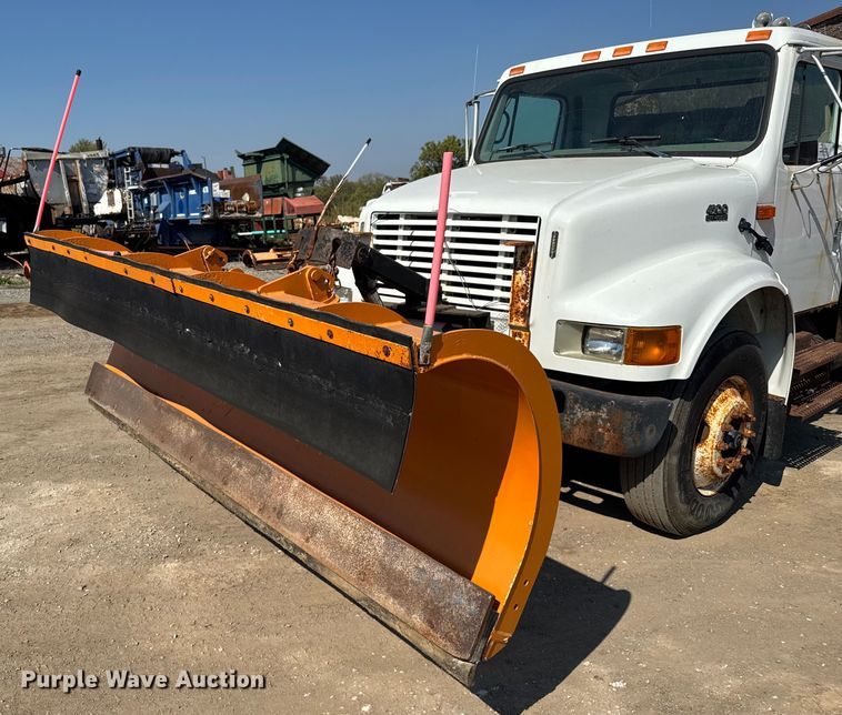 image for item DU3507 2001 International 4900 dump truck