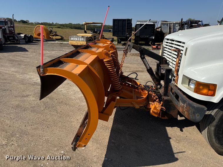 image for item DU3507 2001 International 4900 dump truck