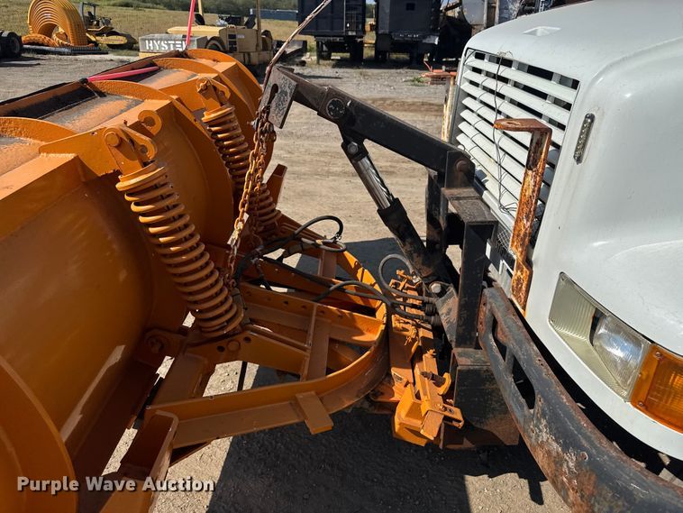 image for item DU3507 2001 International 4900 dump truck