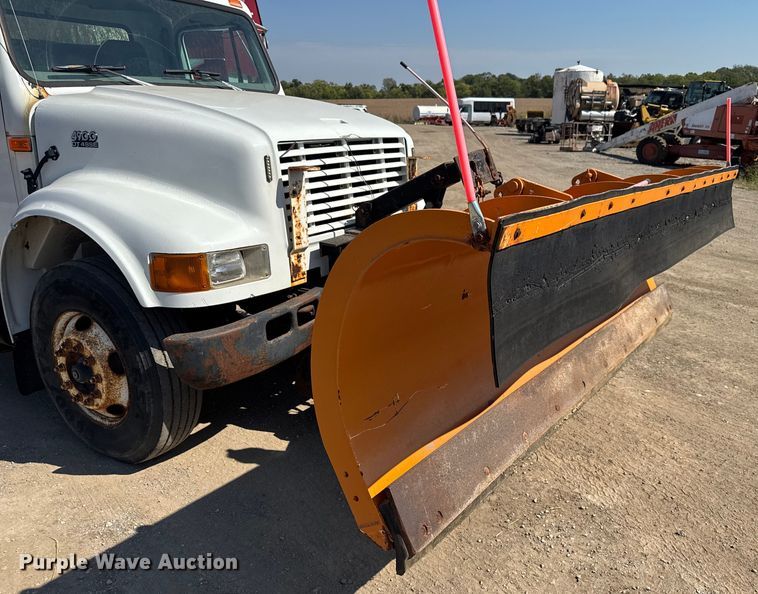 image for item DU3507 2001 International 4900 dump truck