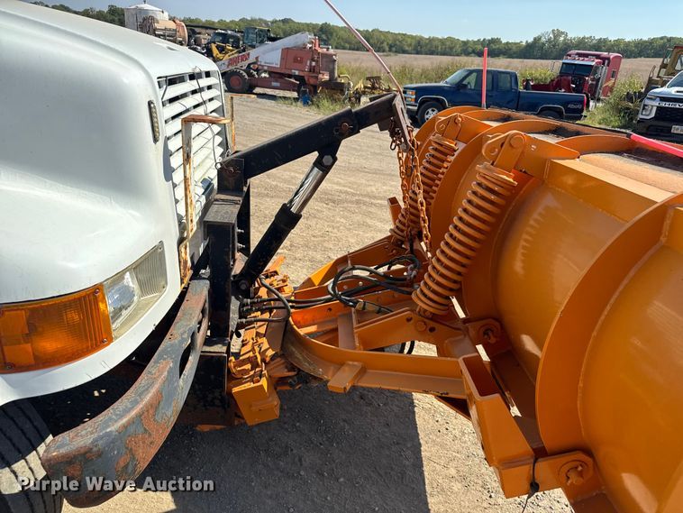 image for item DU3507 2001 International 4900 dump truck