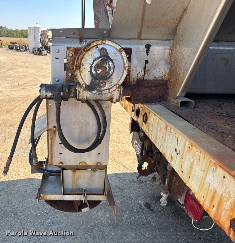 image for item DU3507 2001 International 4900 dump truck