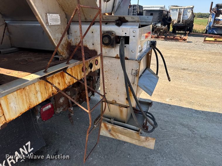 image for item DU3507 2001 International 4900 dump truck