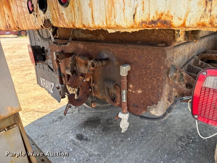 image for item DU3507 2001 International 4900 dump truck