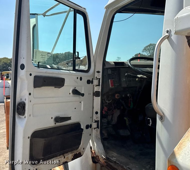 image for item DU3507 2001 International 4900 dump truck