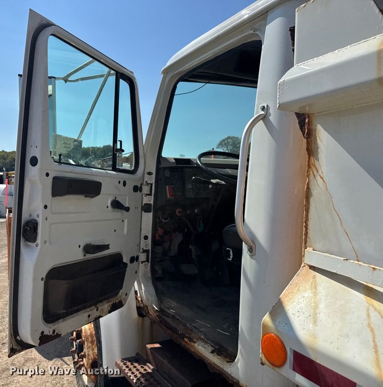 image for item DU3507 2001 International 4900 dump truck