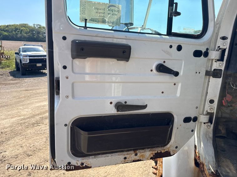 image for item DU3507 2001 International 4900 dump truck