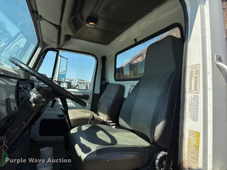 image for item DU3507 2001 International 4900 dump truck