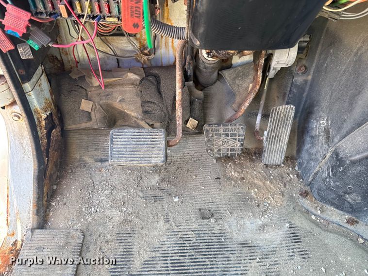 image for item DU3507 2001 International 4900 dump truck