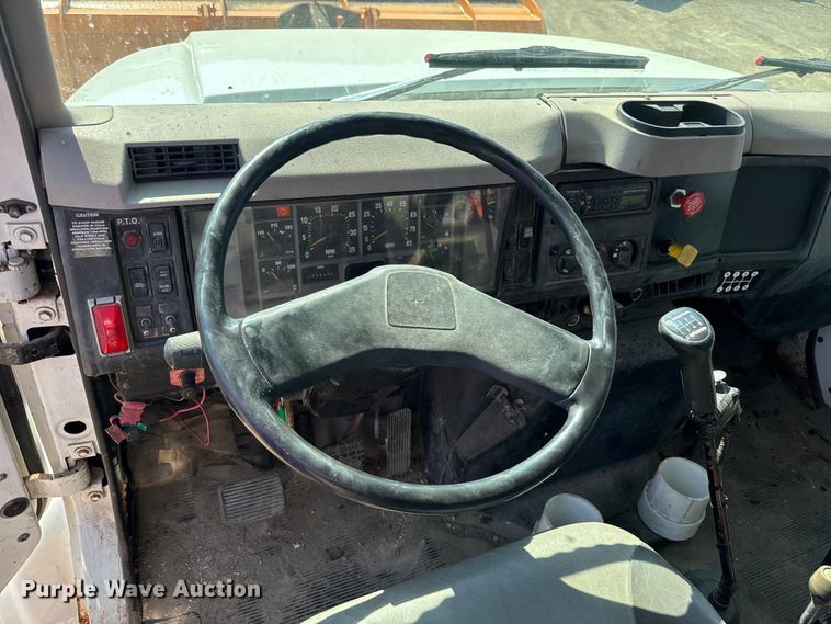 image for item DU3507 2001 International 4900 dump truck