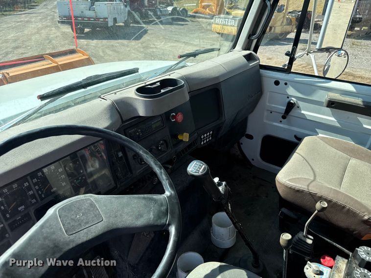 image for item DU3507 2001 International 4900 dump truck