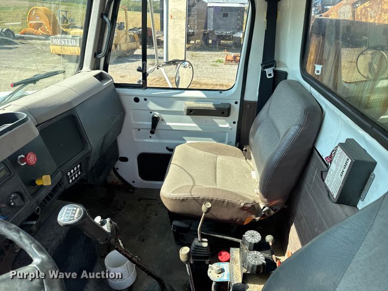 image for item DU3507 2001 International 4900 dump truck