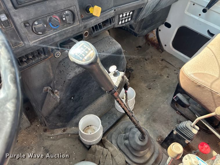 image for item DU3507 2001 International 4900 dump truck