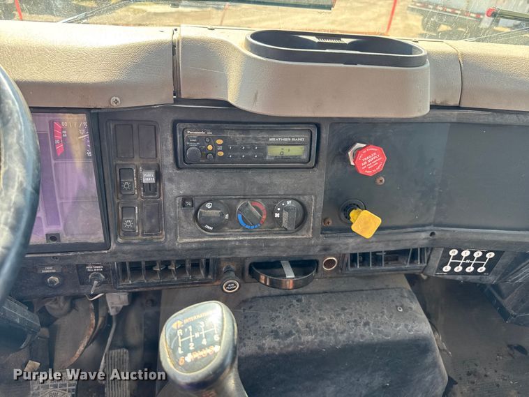 image for item DU3507 2001 International 4900 dump truck