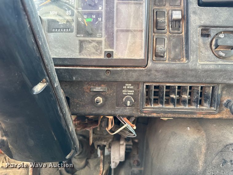 image for item DU3507 2001 International 4900 dump truck